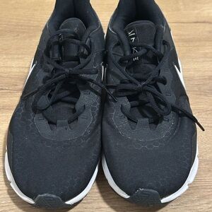 Nike Legend Essential 2 Black/White